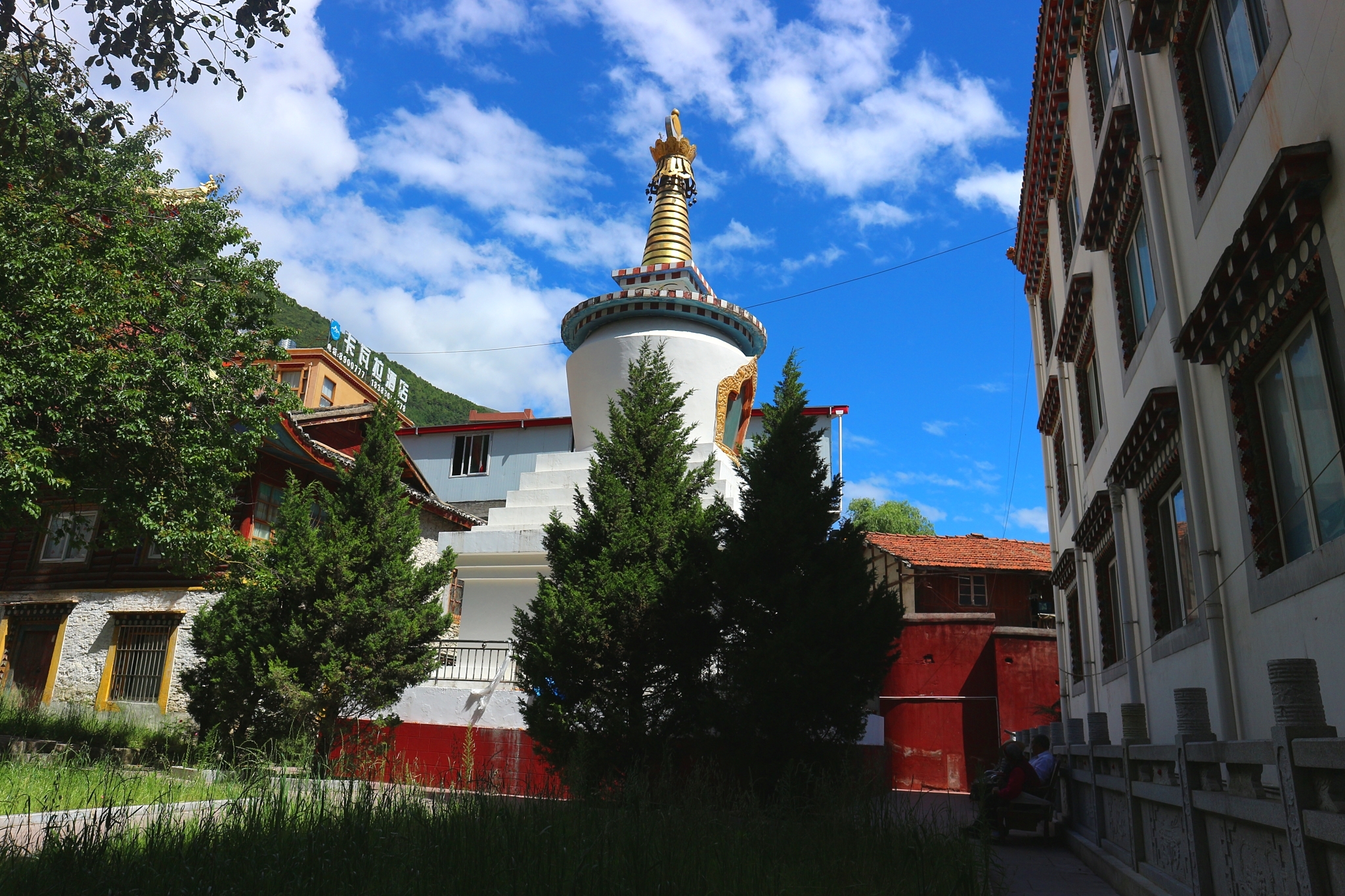 康定城里的金刚寺,藏族小女孩的做法让咱汗颜