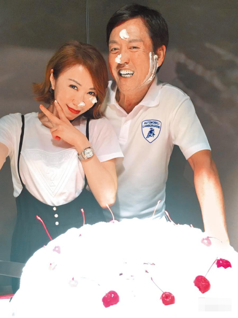 李翊君50岁庆生似冻龄 老公献唱《月亮代表我的心》