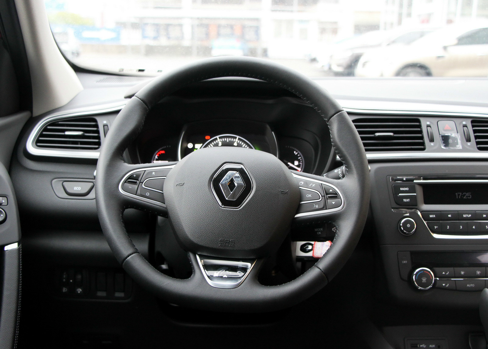 方向盘的尺寸很大,但是并不影响驾驶员的操控,反而还有不一样的驾驶