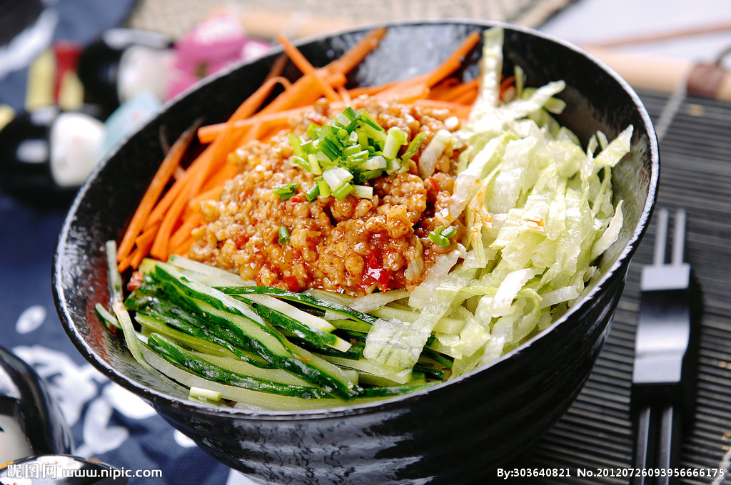 煮炸酱面的时候,应该放黄豆酱还是甜面酱呢?怎么做才好吃呢?