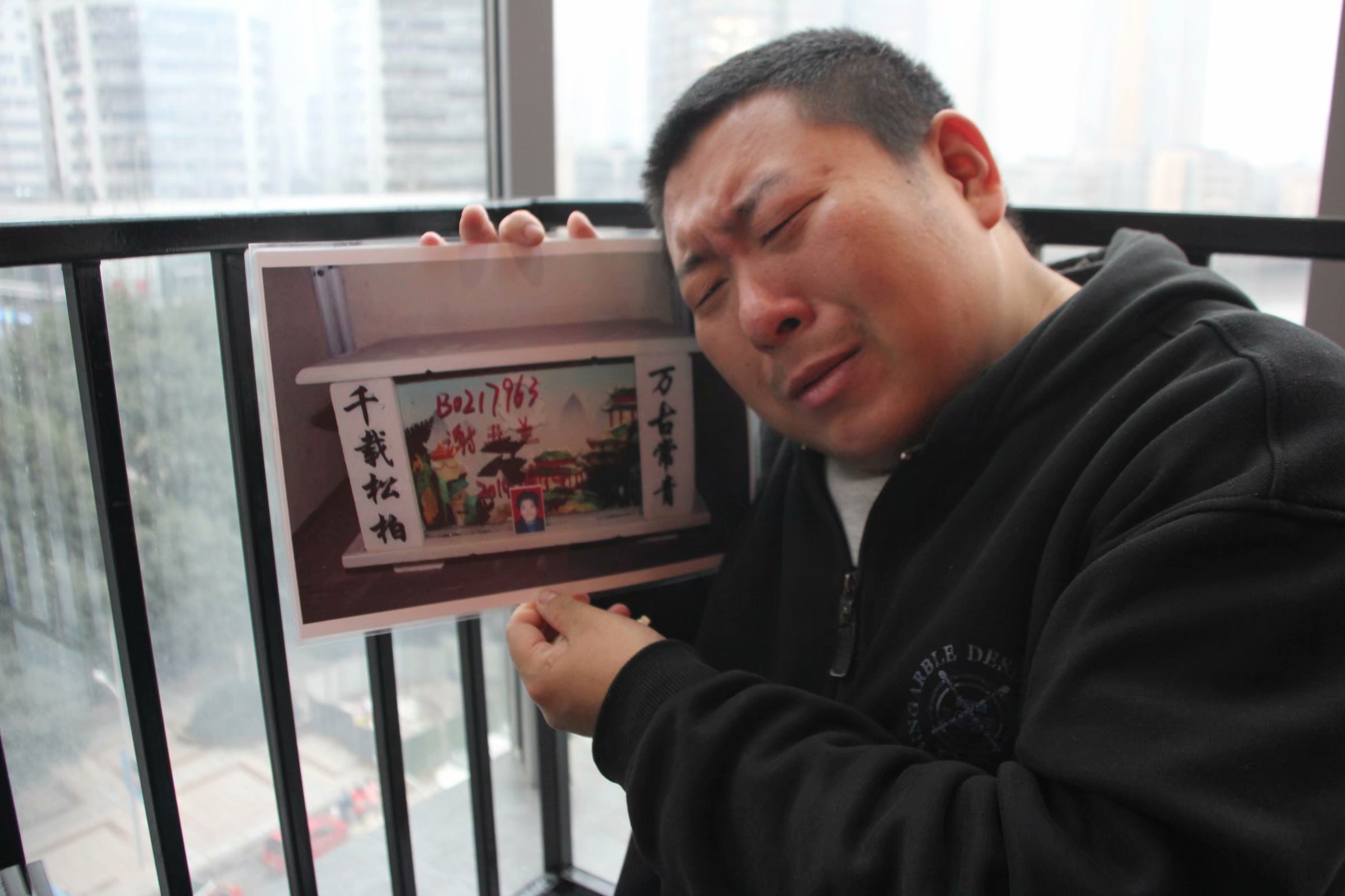 男子父母去世多年,多年春节一个人的团年饭,两眼泪痕伤心凄凉!