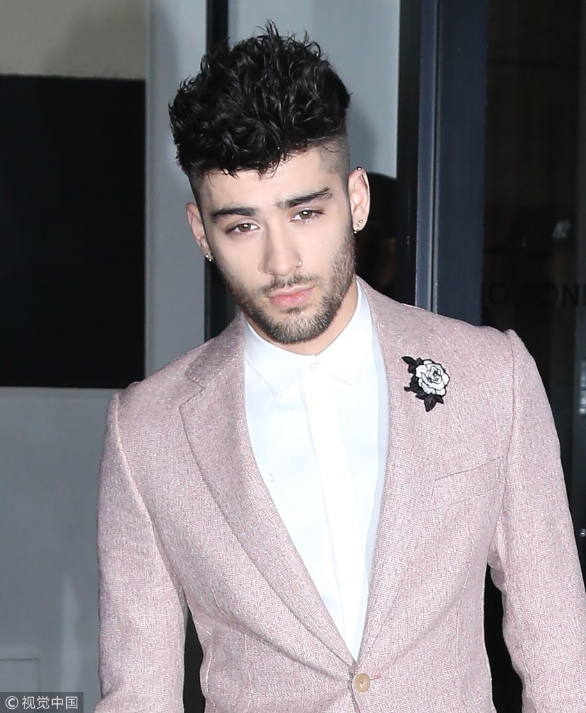 泽恩·马利克西装笔挺离开女友吉吉家 获众人护驾面无表情耍酷