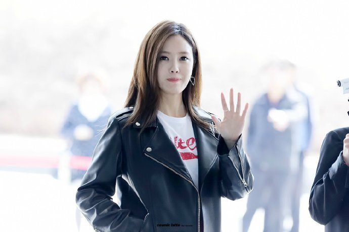 万物皆可云#200422 朴孝敏 ins更新 同款  西装:rabbitti包