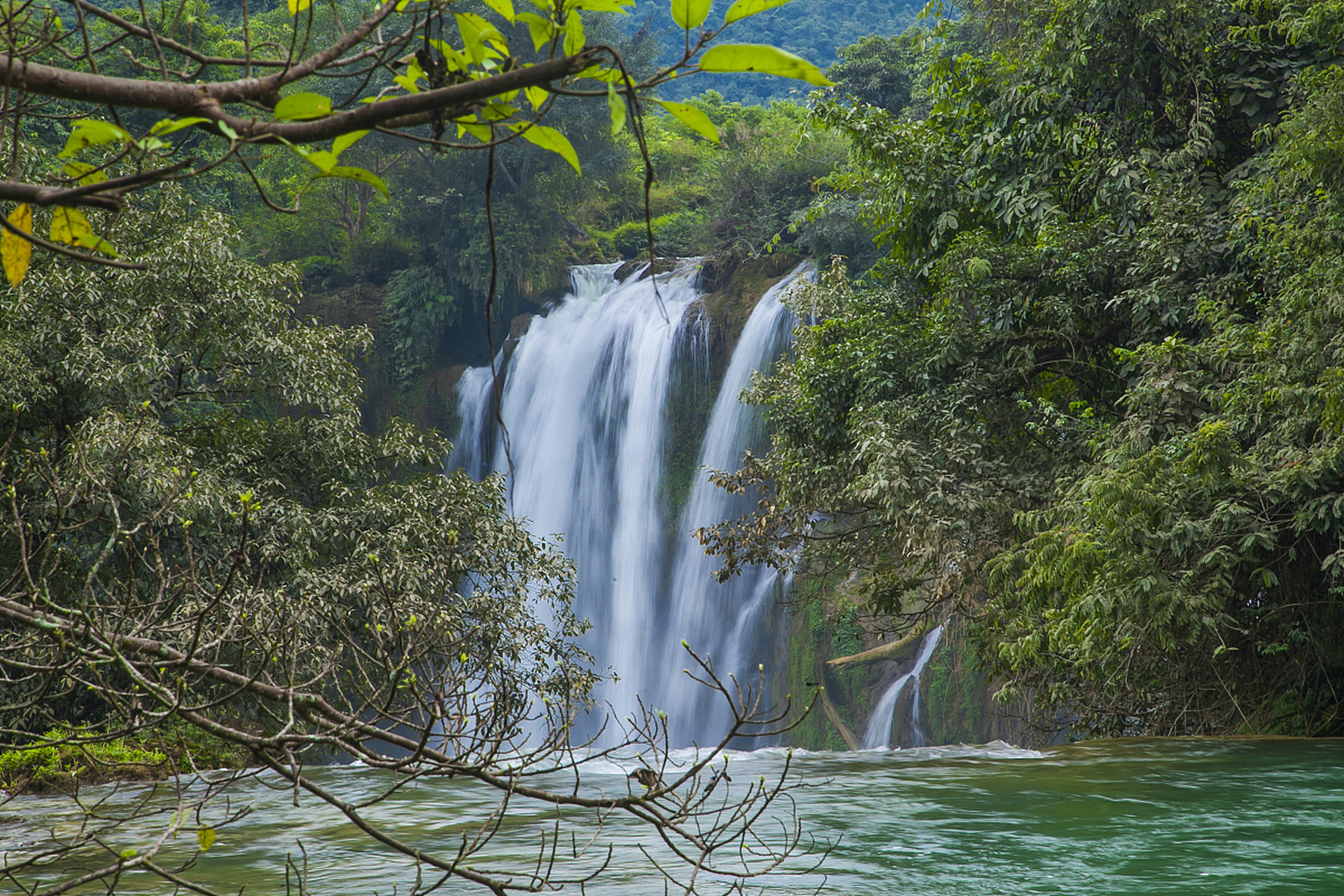 你了解德天大瀑布吗 在距广西南宁200千米的西南边陲,有一座横跨中越