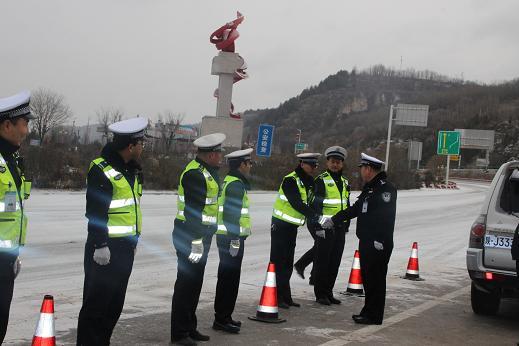 富县交警大队大队长缑发平深入一线检查雪天路面管控工作