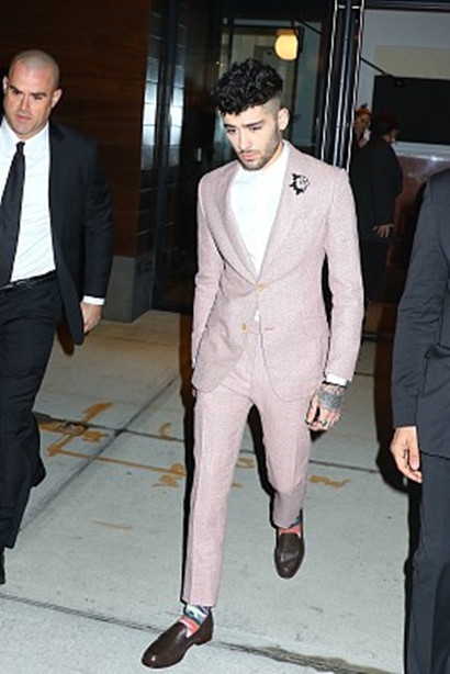 泽恩·马利克西装笔挺离开女友吉吉家,获众人护驾面无表情耍酷