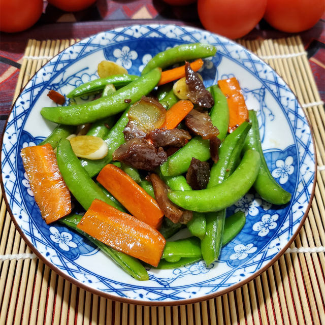 甜豆炒腊肉,荤素搭配,很美味的小炒