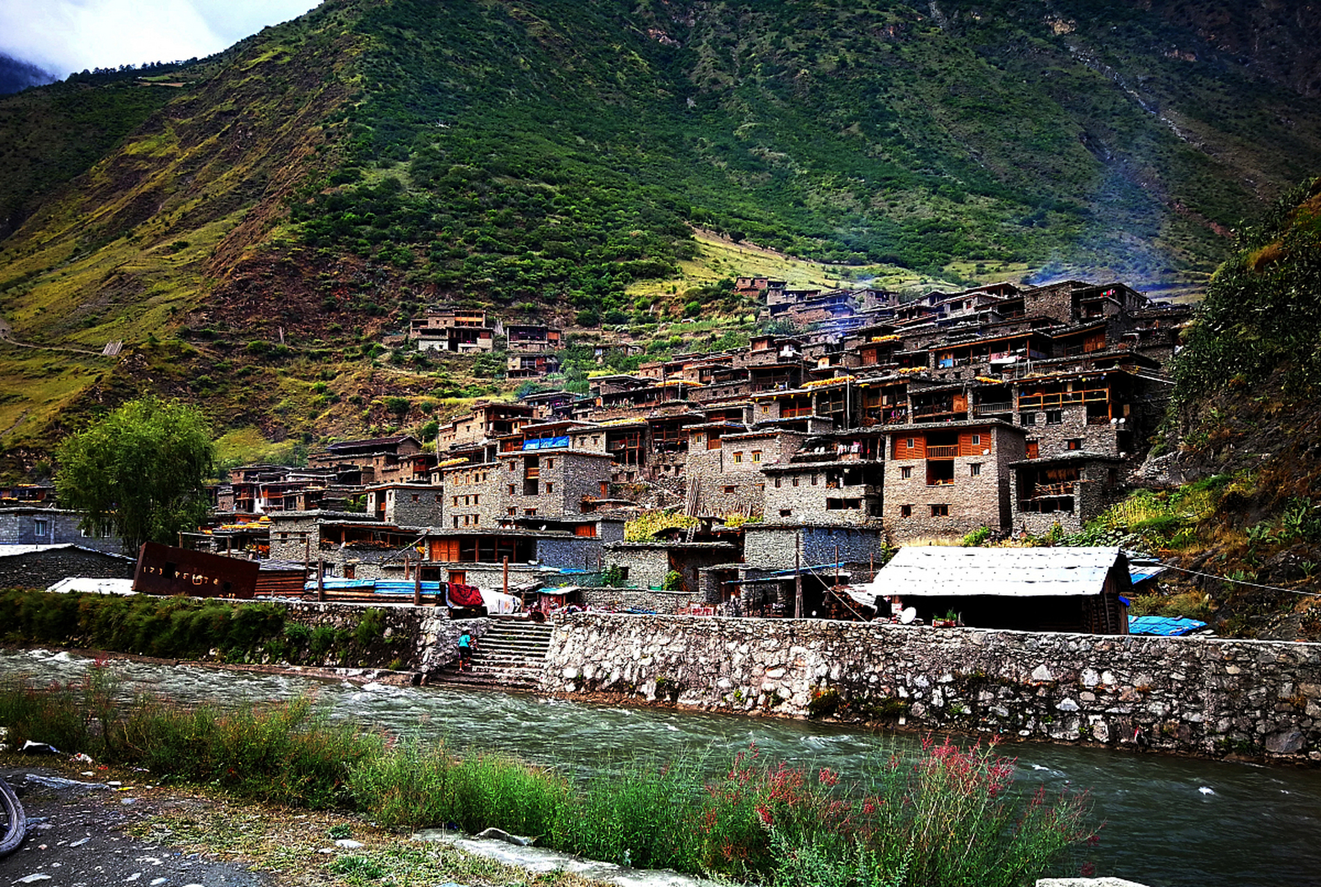 四川凉山木里俄亚乡的俄亚大村,有着世界上最奇特的建筑群之一.