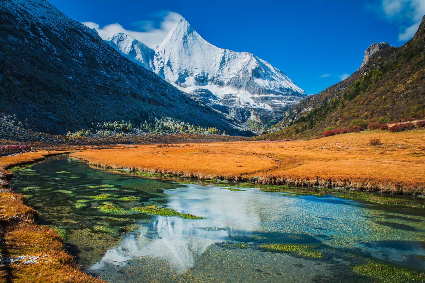 神奇美丽的香格里拉是蜚声中外的旅游胜地