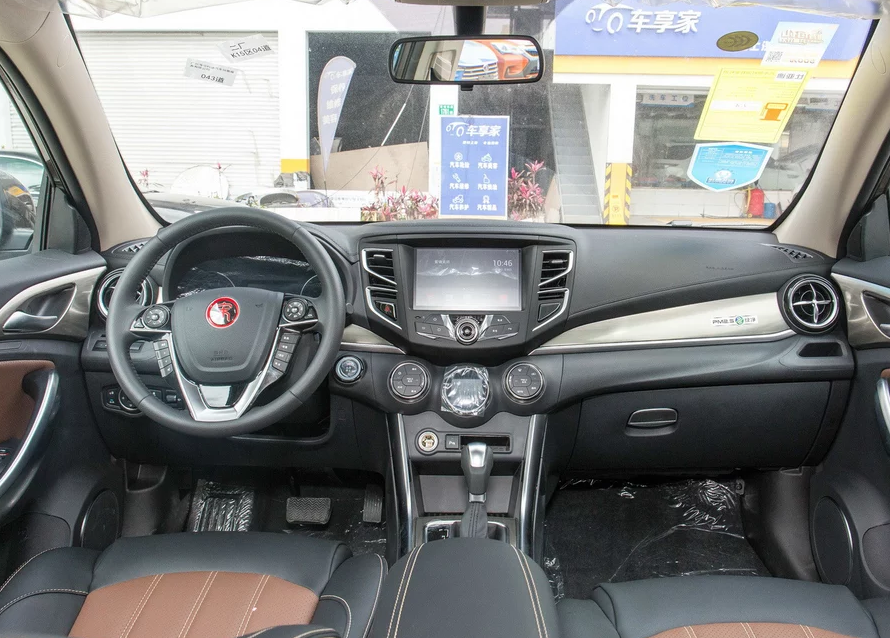 内饰这一点可以说中规中矩吧,不能说特别丑,但也不是特别好看就是了