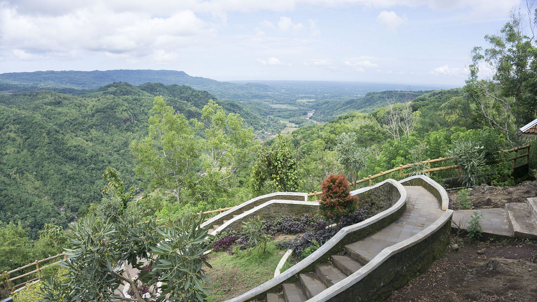 铁山坪森林公园总面积达到14.93平方千米,最高海拔为583.9米.