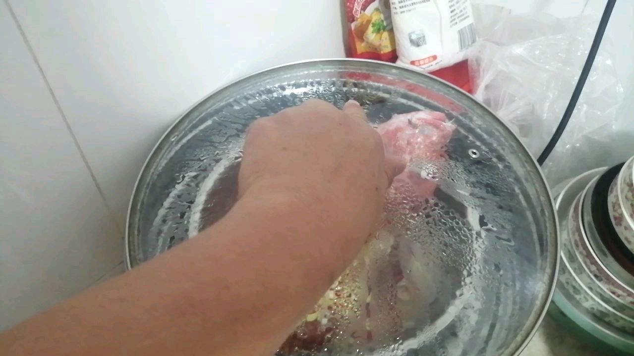 清蒸红鱼出锅熟了