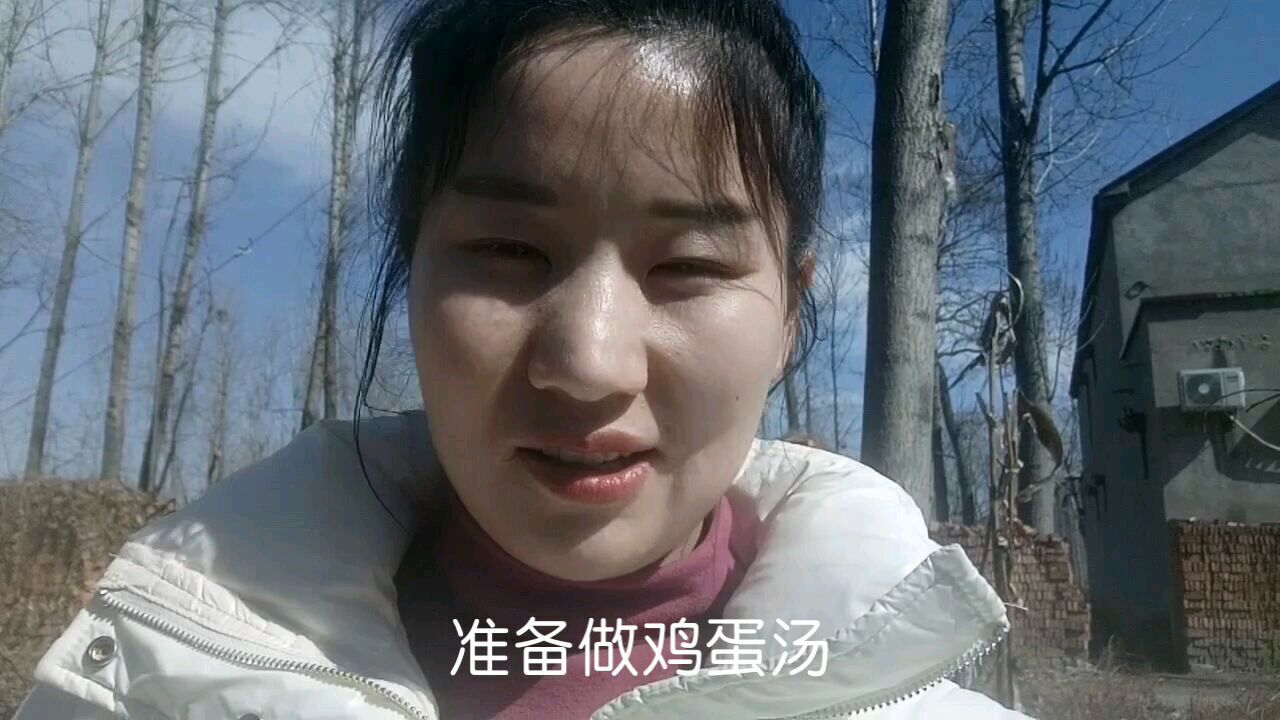 正月二十五打工妹挖自家的香菜做了美味的西红柿鸡蛋汤