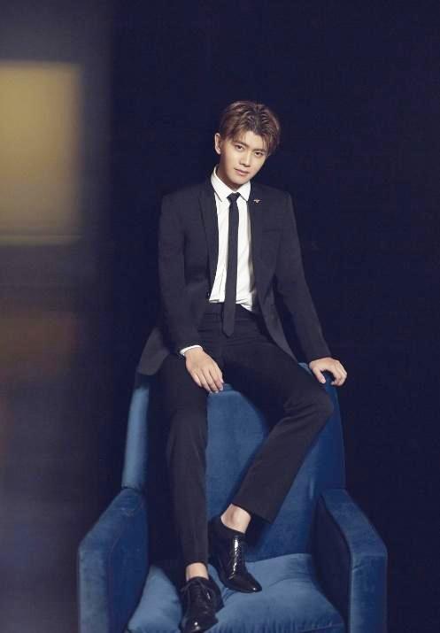 任嘉伦休闲装依旧帅气,白色卫衣配牛仔裤青春洋溢,刘海是亮点!