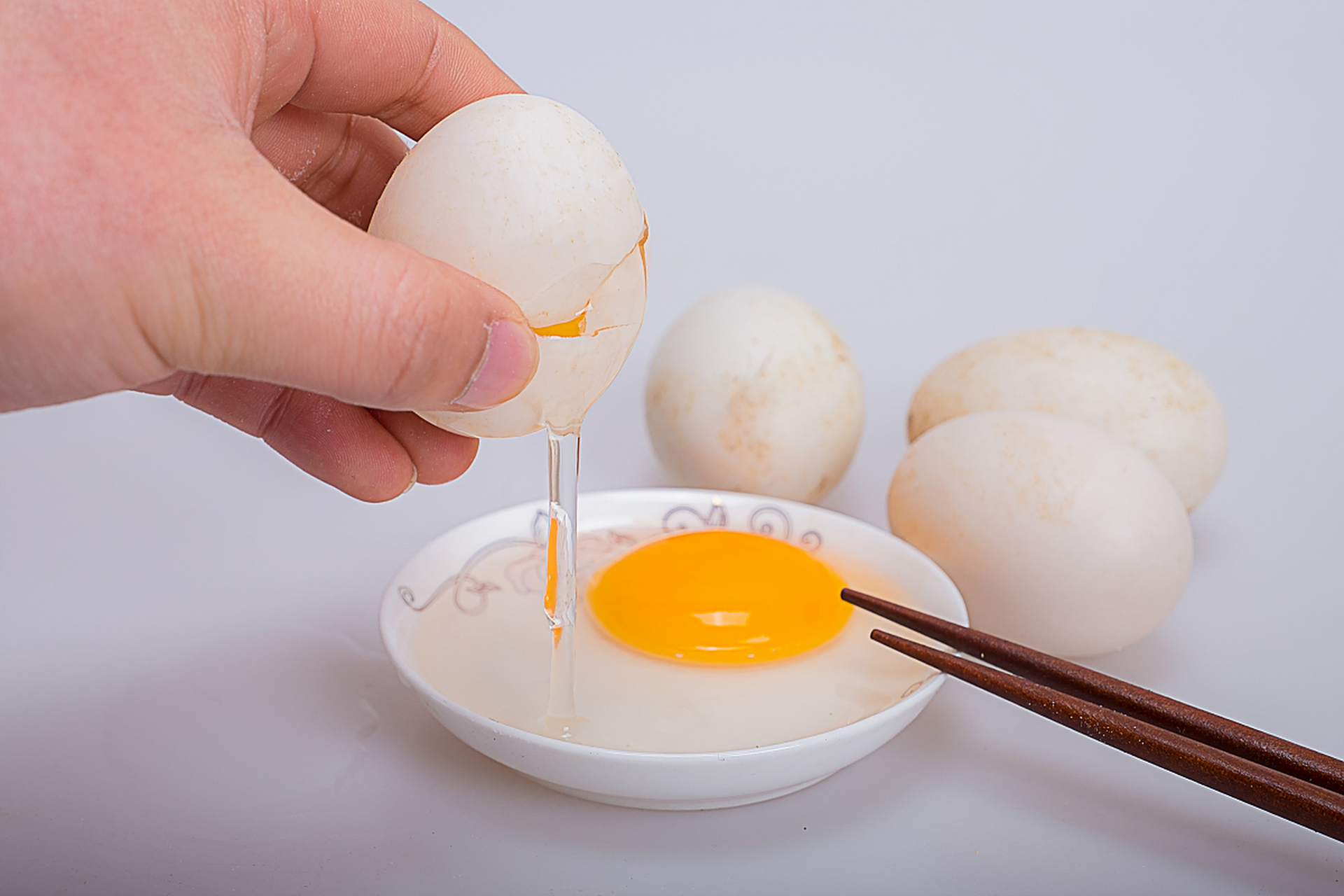 吃鹅蛋有什么好处和功效,鹅蛋的最佳吃法 鹅蛋是鹅生下的卵,呈椭圆形