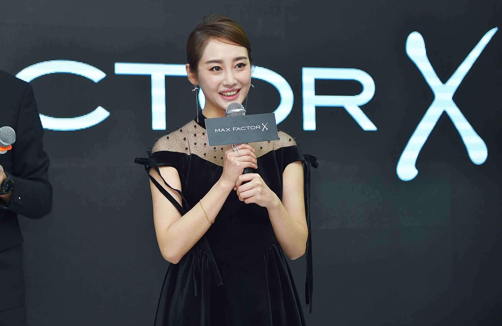 歌手马頔在个人社交账号中为演员李纯宣传新作,并晒出李纯作品海报