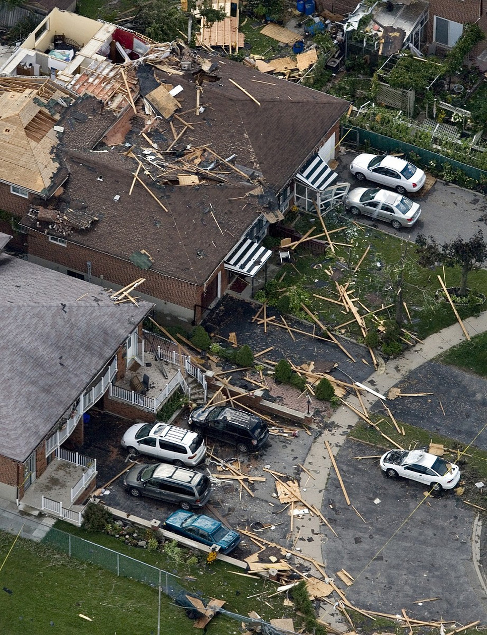 我们得知一个台风刚刚登陆,给当地居民带来了严重的灾害和不便