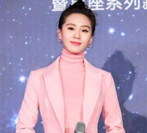 刘诗诗粉西装现身活动 温柔气质无法阻挡