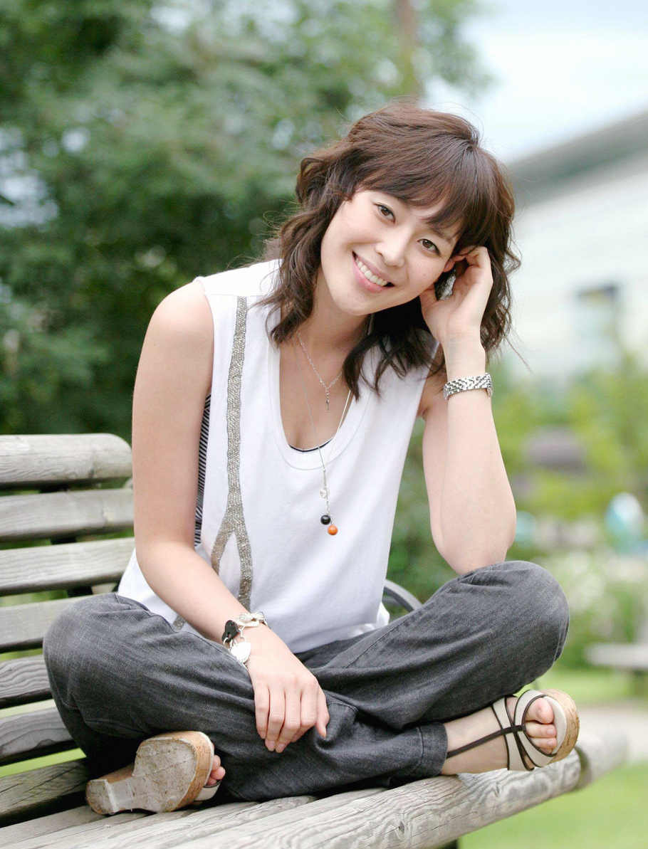 在那户外春天美景下的成熟美丽开心女人