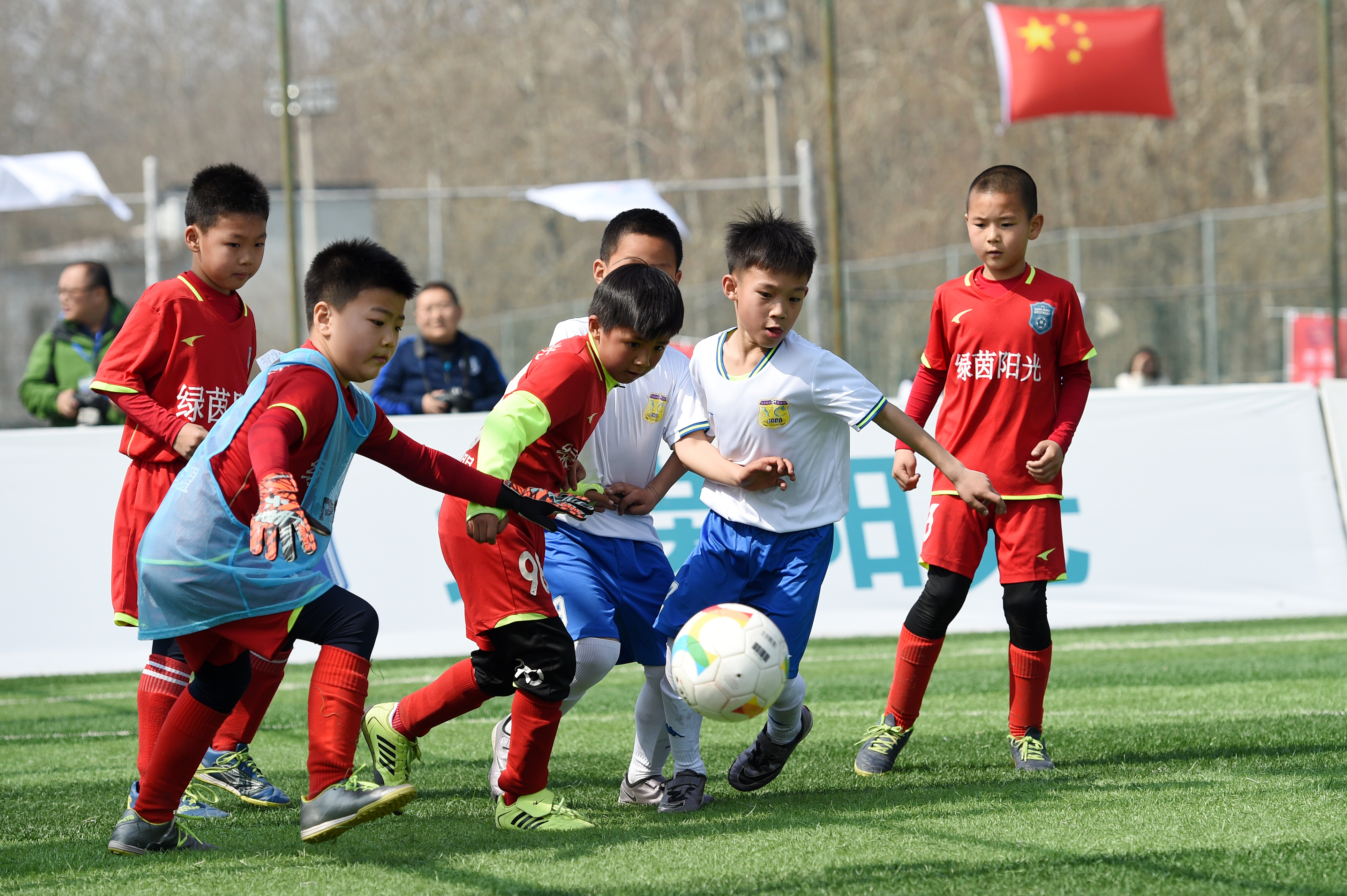 足球——首届中国城市少儿足球联赛(北京赛区)开赛(2)