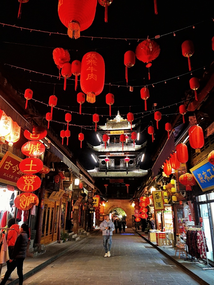 古街深巷里依旧高悬大红灯笼.