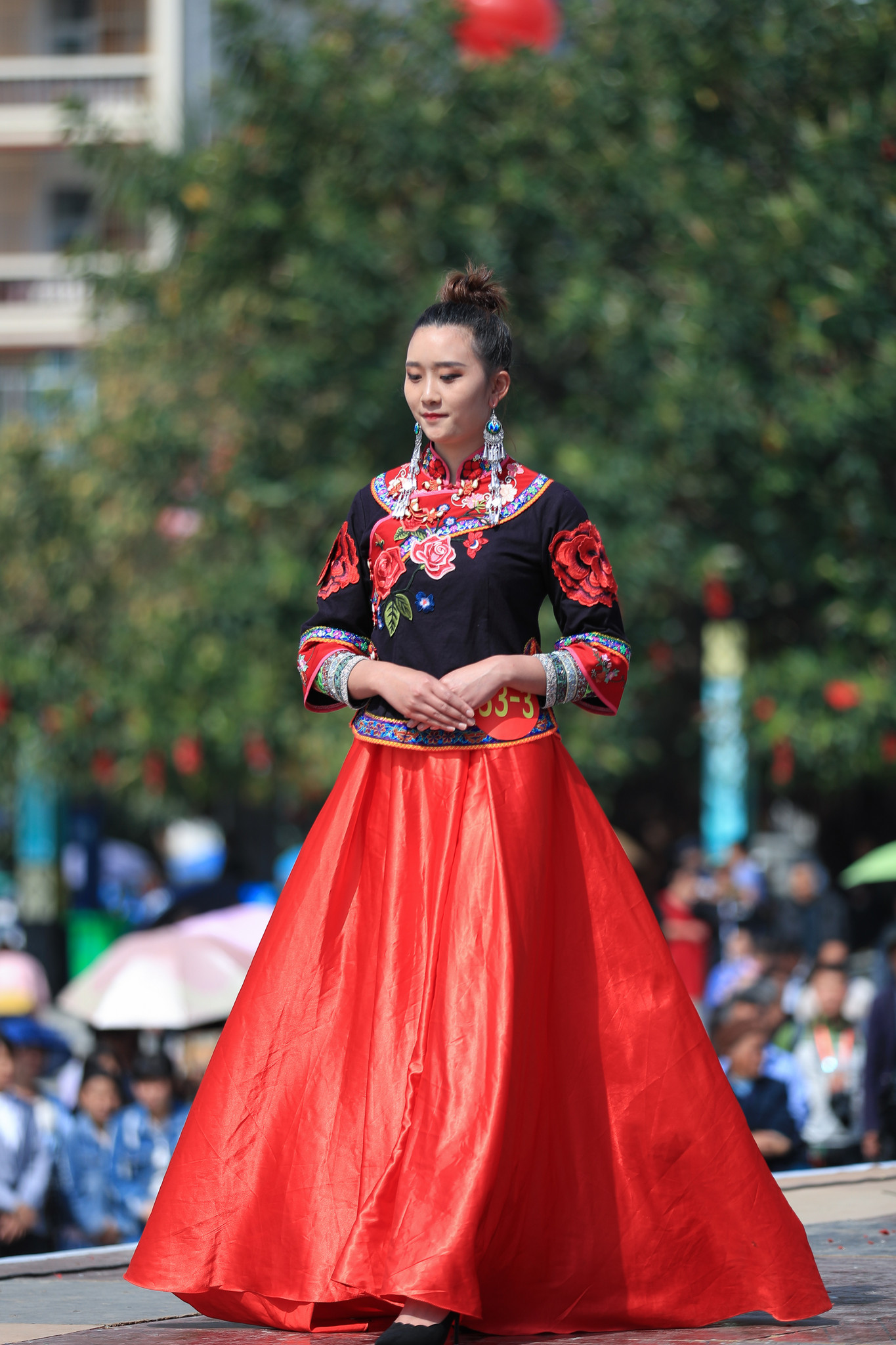 贵州黔西南举行服饰大赛 展布依族服饰之美