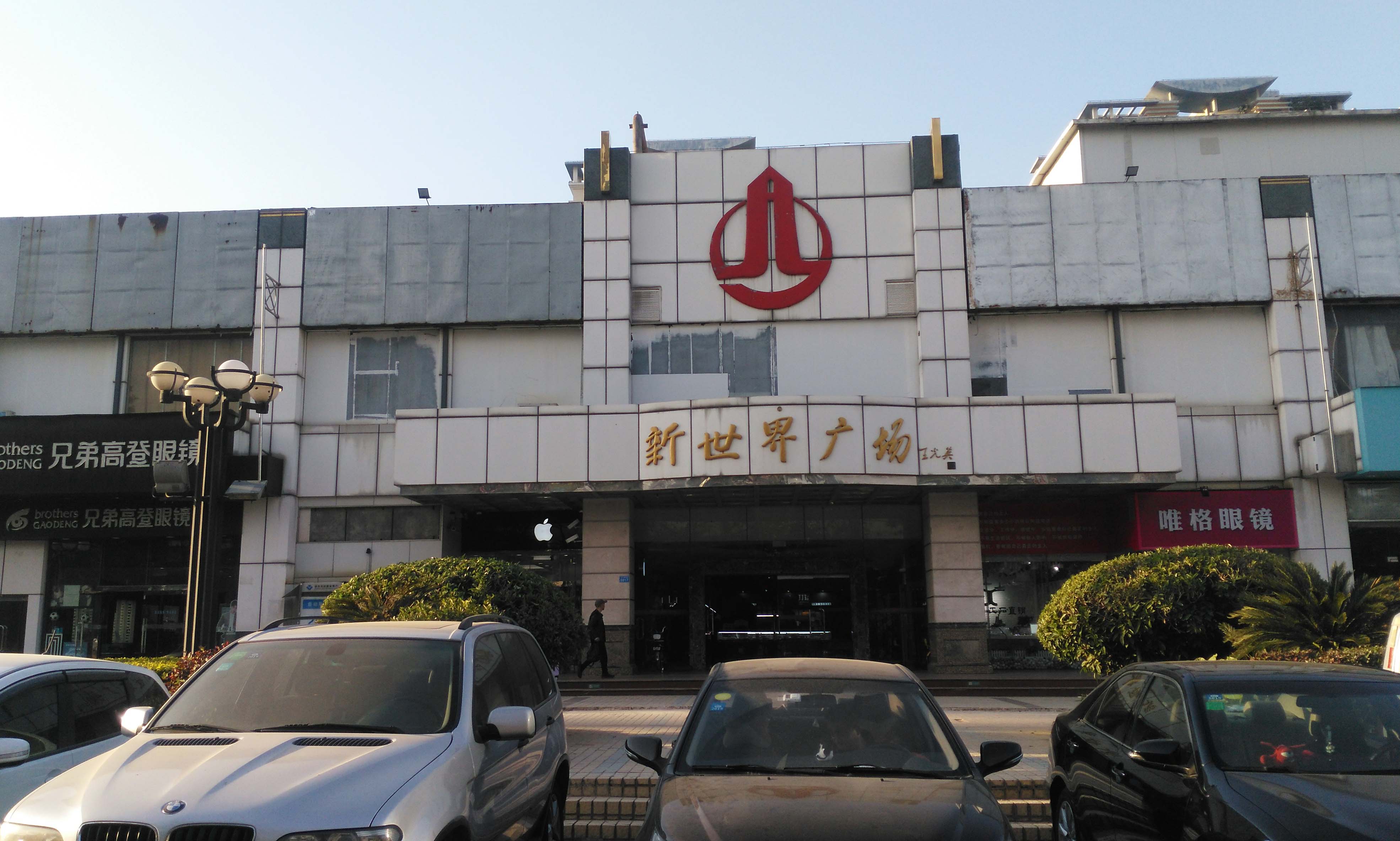 在龙岗大道横岗段的路两边,近几年冒出了不少高高的楼房,这也许就代表