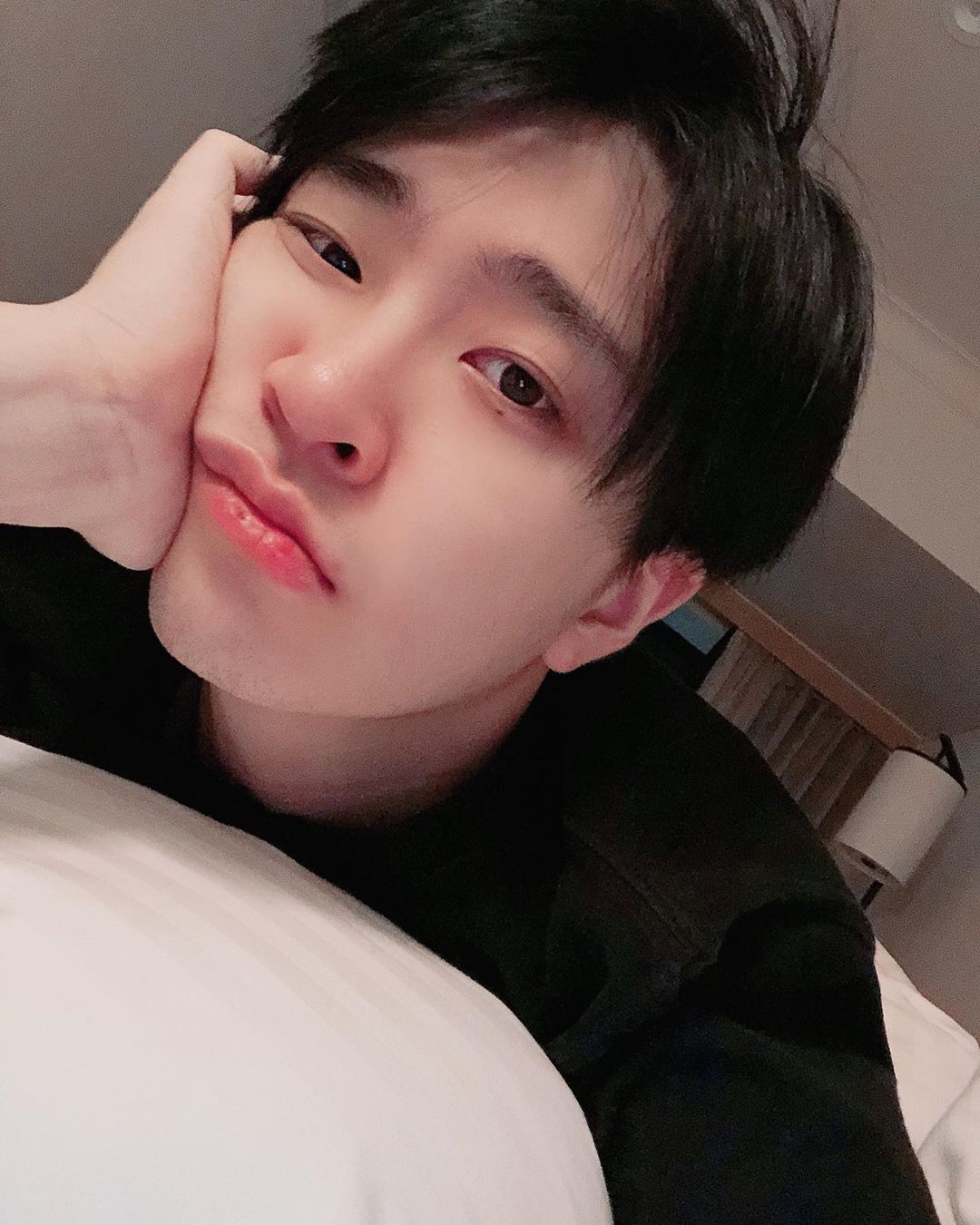 崔荣宰ins再次转为公开!送上深夜自拍美颜暴击