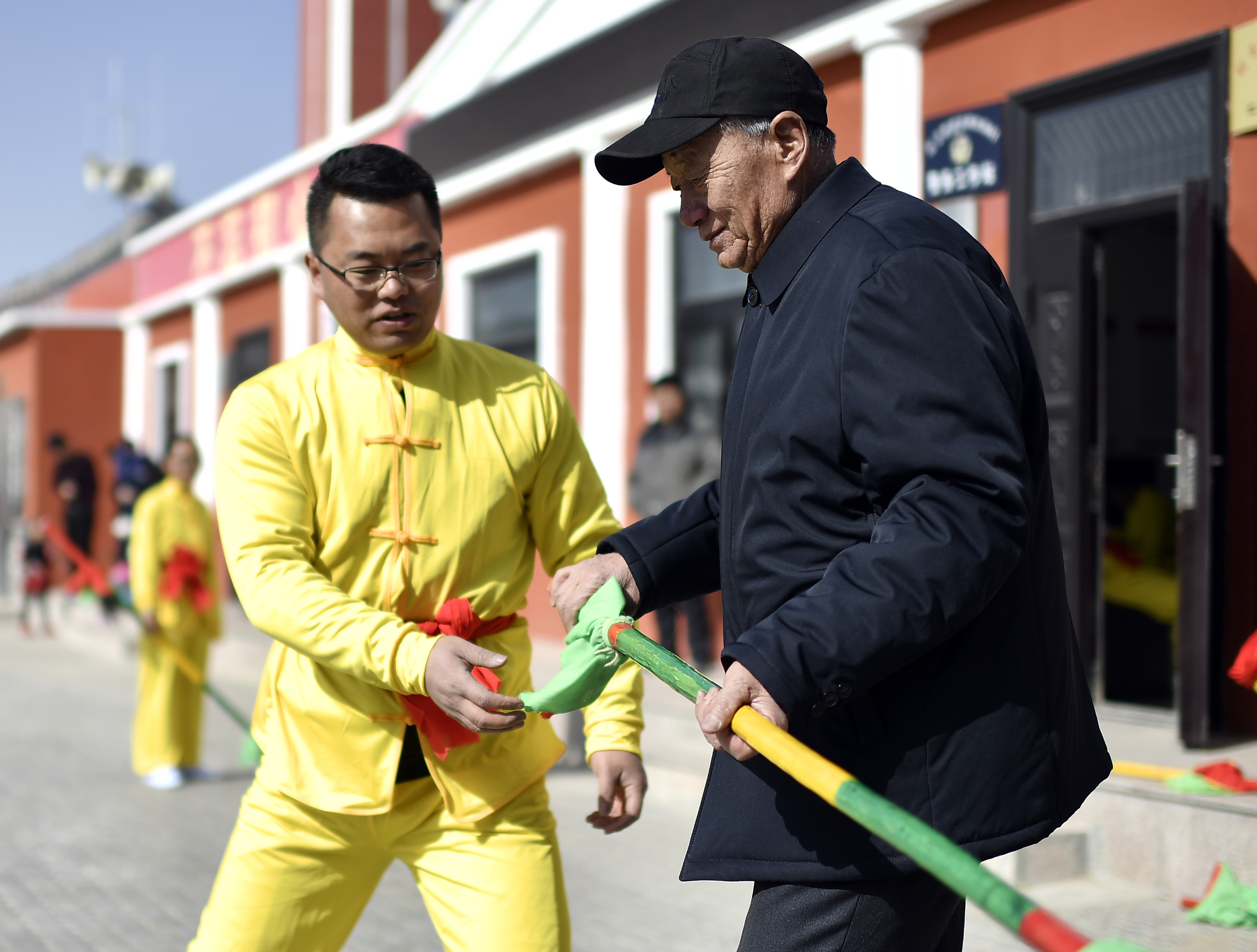 祖孙四代舞狮迎元宵(3)