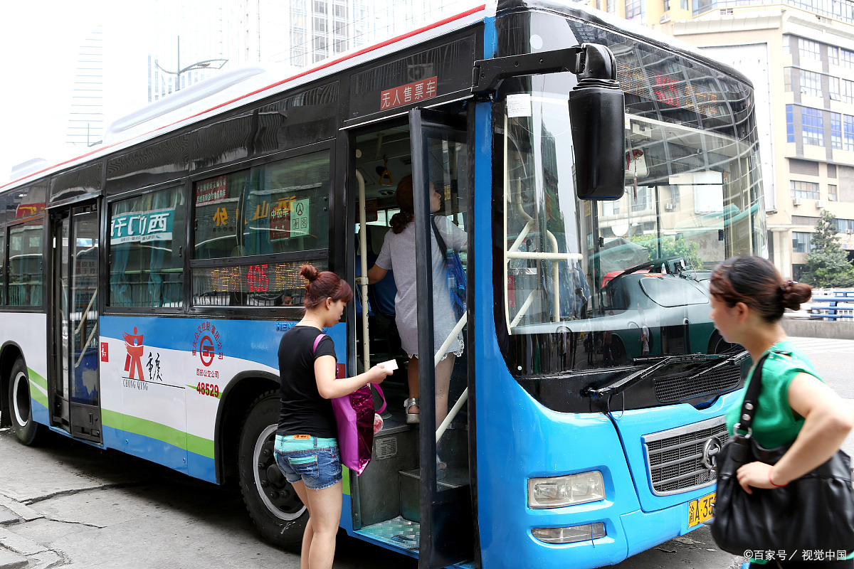 重庆公交车,为学生娃刷卡一路纠结至下车,对此大家怎么看?