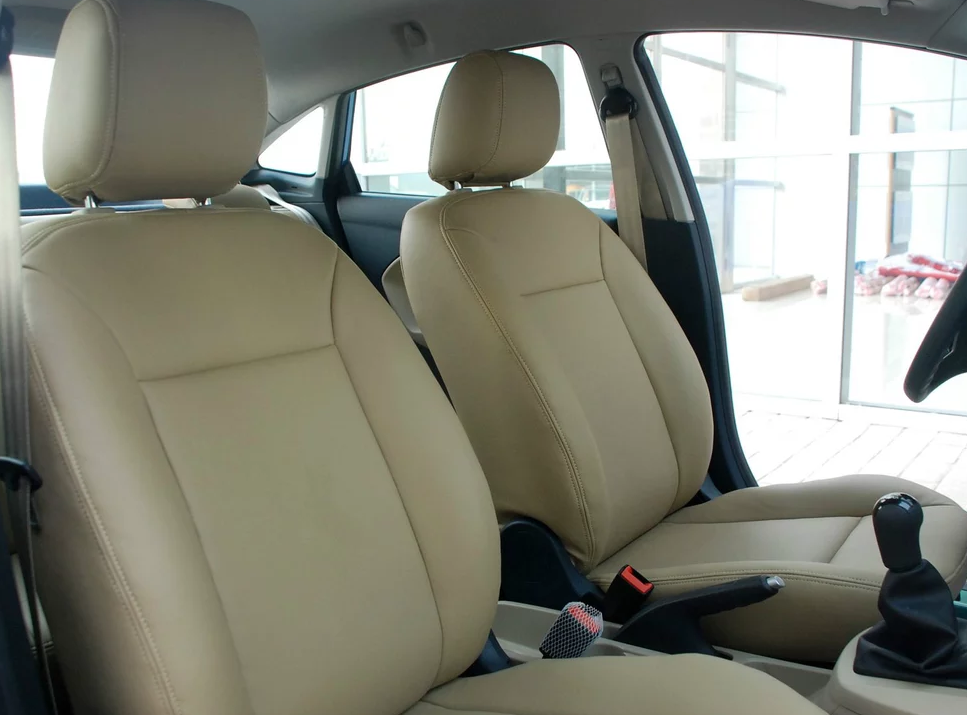 锋芒毕露的嘉年华三厢 1.3l 手动风尚型