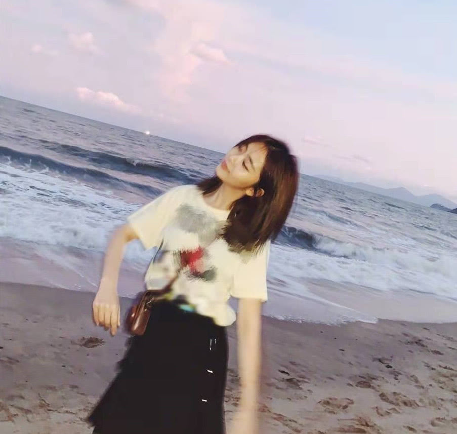 谭松韵现身海边,画面感好美,晚霞下的她简直是美得不像话!