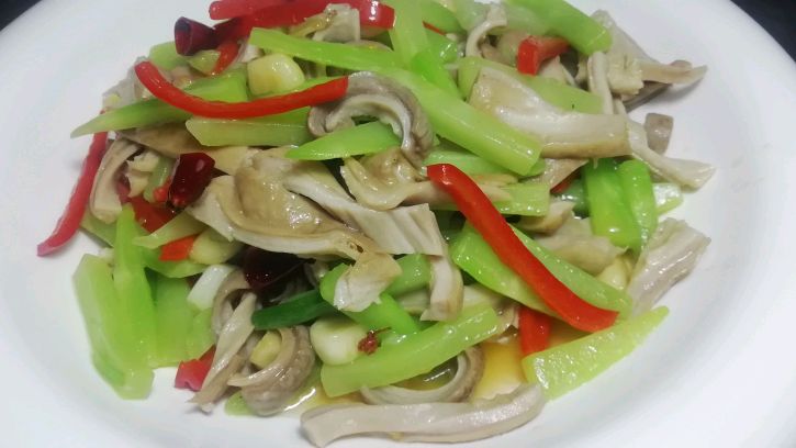川味家常菜之莴笋烧肚条,这样做肚条脆嫩,太安逸了