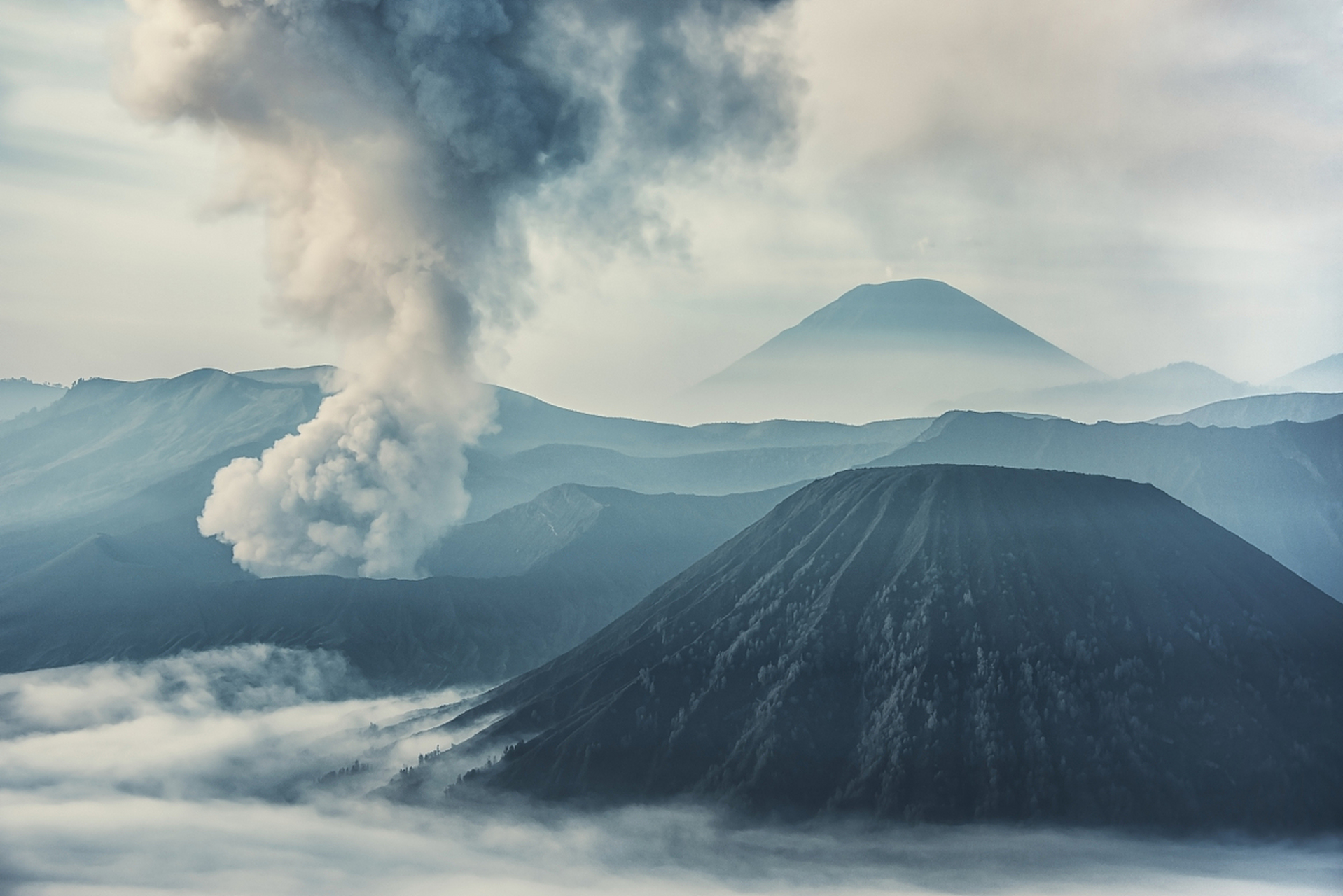 日本三座火山同时喷发,是灾难的预兆还是自然的奇迹?