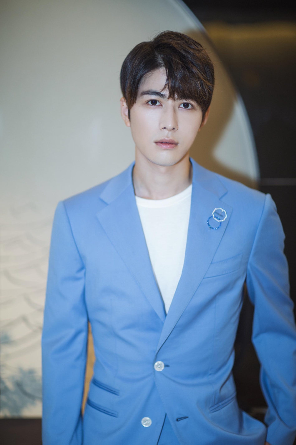 近日陈学冬曝光了一组写真,一身淡蓝色西装,在秋意浓烈时带来生机活力