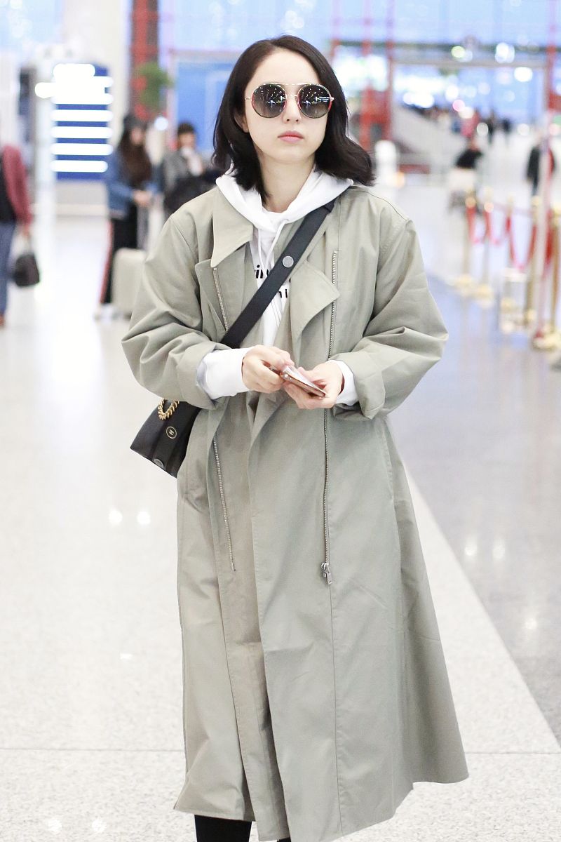 董璇街拍:灰色廓形风衣字母帽衫 小白鞋chanel手袋清新迷人