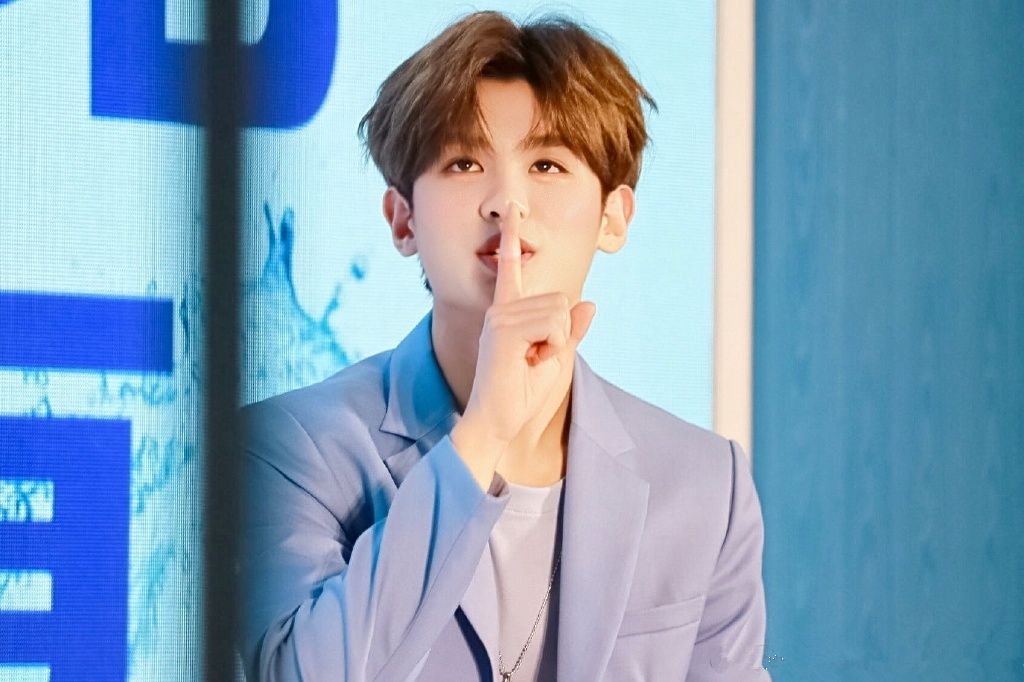 唇红齿白少年郎!justin黄明昊淡蓝色西服出席活动,干净清爽