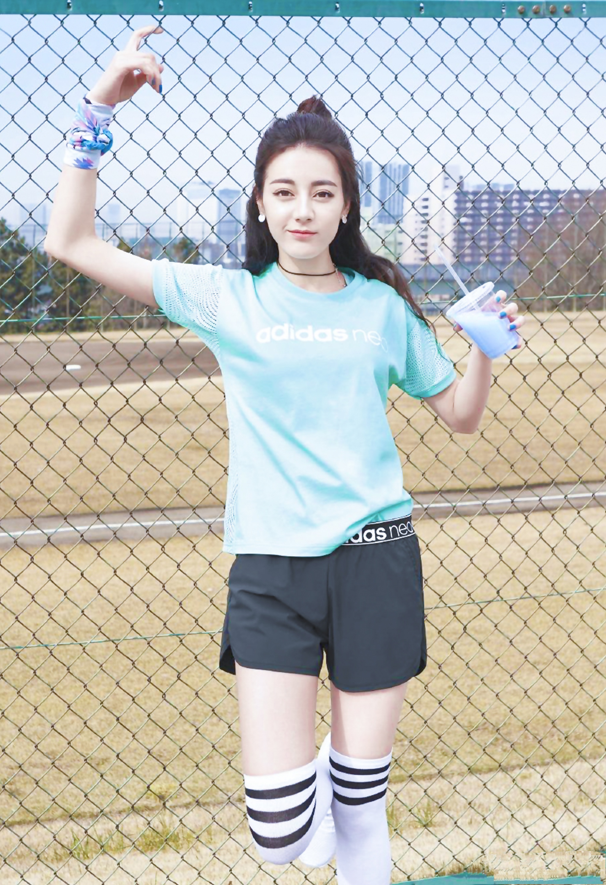 "足球宝贝"迪丽热巴摇身一变,化身婀娜多姿,身材曼妙的魅惑女