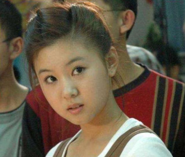 冯巩"女儿"李小萌16岁出道,今结婚生子,老公是他真没想到