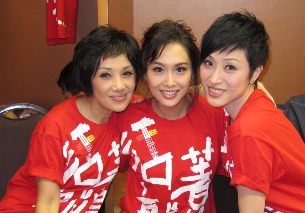 她是蔡少芬好友,出道多年一直是短发,今52岁名气不再却仍单身