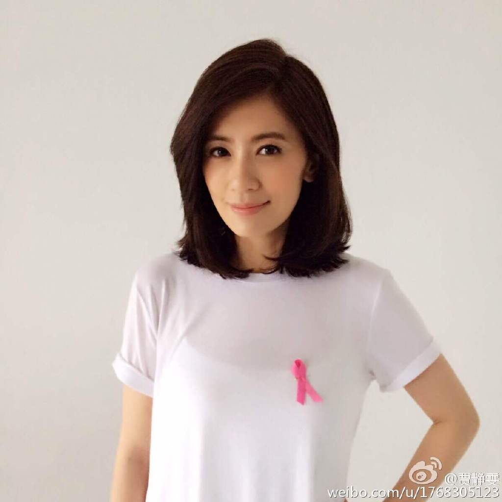 早期的写真照美如画,纯黑色一字肩礼服,性感撩人,雪白