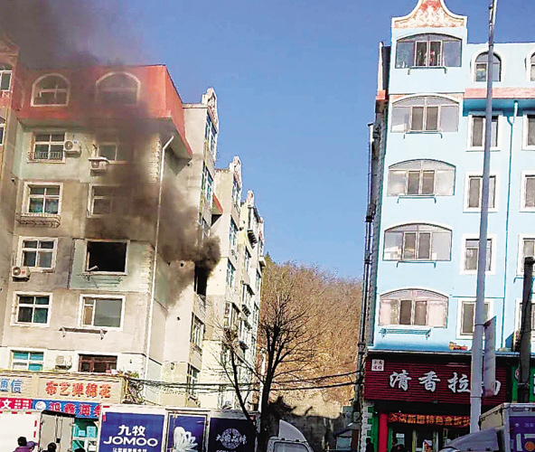 旅顺一居民楼突发爆燃起火,傍边楼去年也发生过爆炸
