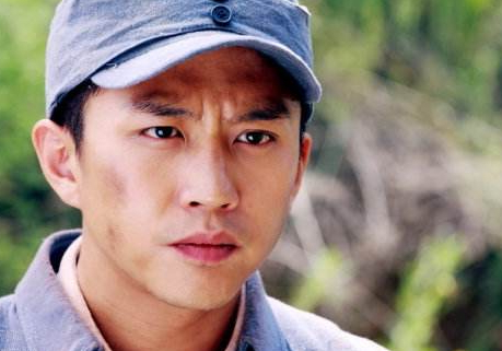 邓超军装造型对比:根正苗红英气十足,最后和孙俪实在太有趣!