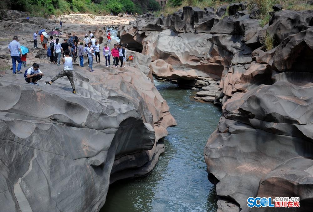 凉山会东鲹鱼河惊现奇石谷壶穴地质奇景