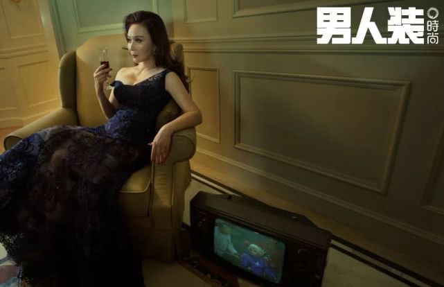 蔡明回应《男人装》性感封面,调侃只是买菜照片 女人真正活法!