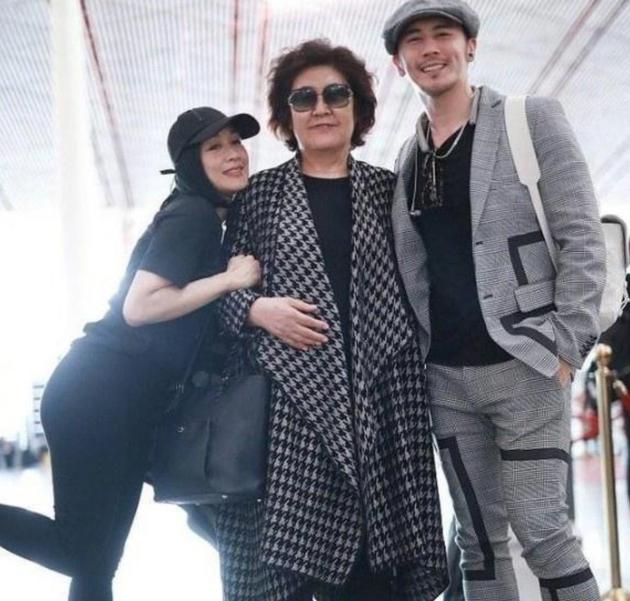 张伦硕妈妈评价儿媳钟丽缇:再小几岁就完美了