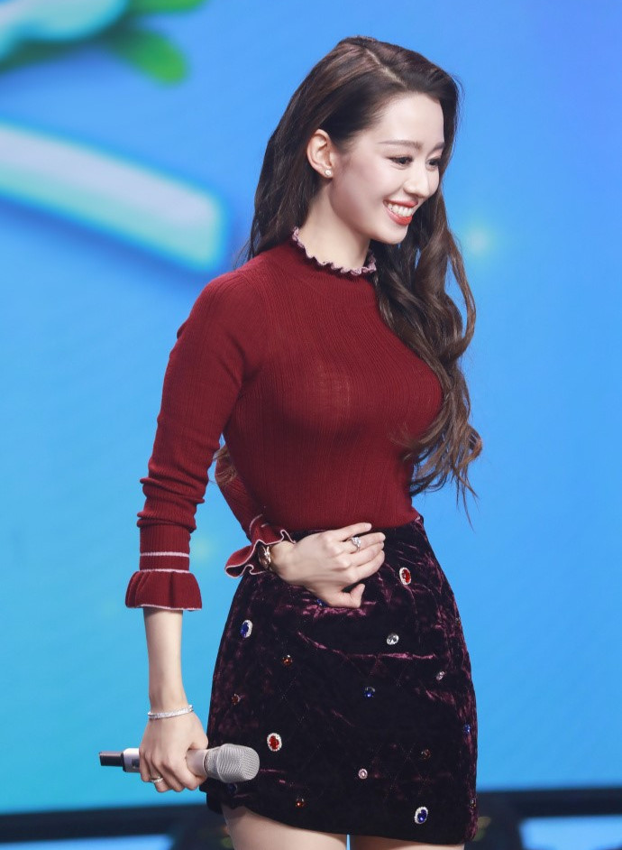 吉娜大秀蚂蚁腰,"透视"薄纱蛋糕裙美胸半露,真是"胸有沟壑"