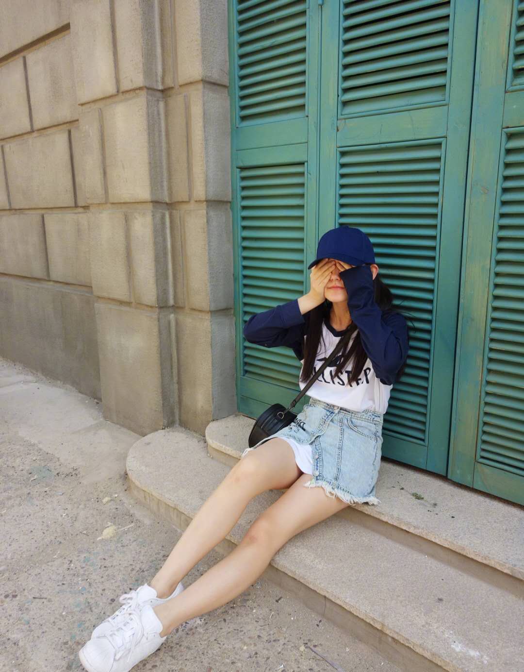 笑颜女神蒋依依晒照五连拍,网友:全程在看腿