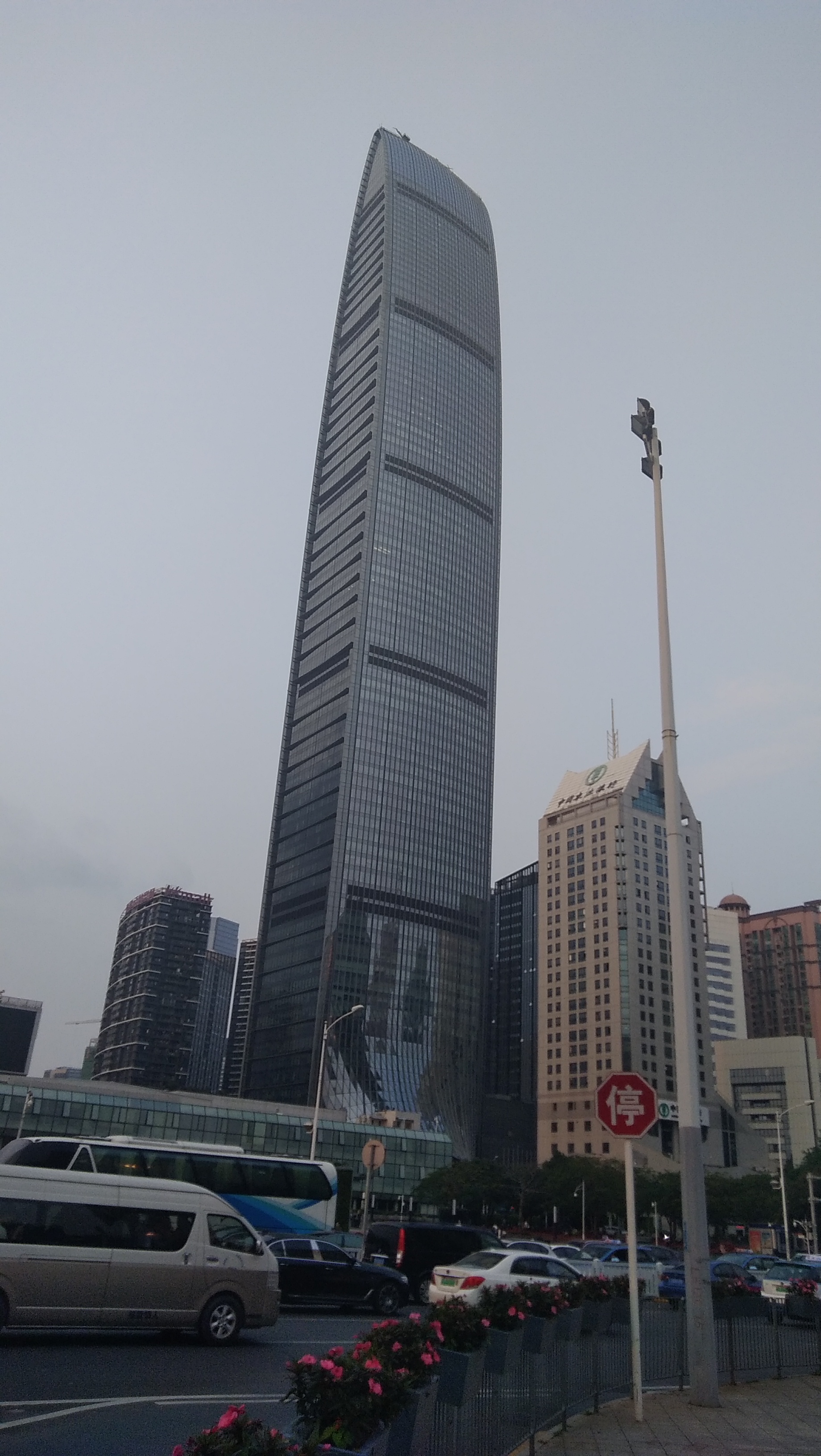 高耸的京基一百大厦,像一叶风帆般漂浮于由钢筋水泥构成的楼房海洋中