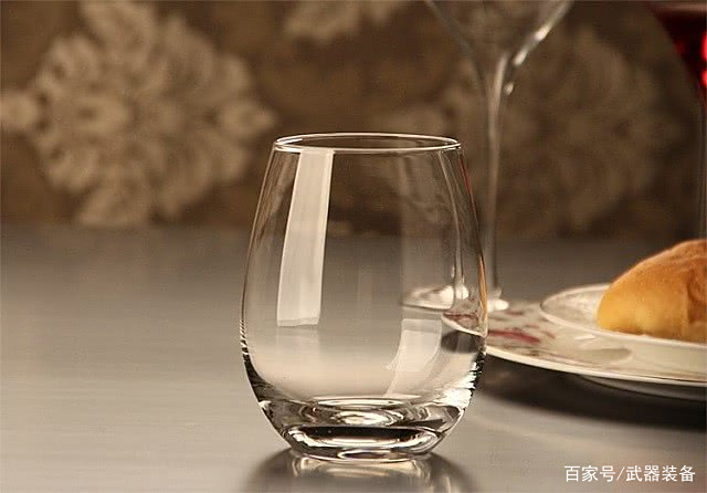 为什么美国航母上禁止使用玻璃杯?只因一个教训太深刻 为什么美国航母上禁止使用玻璃杯?只因一个教训太深刻